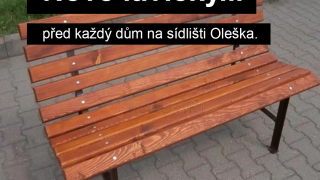 Nové lavičky před každý vchod na sídlišti Oleška