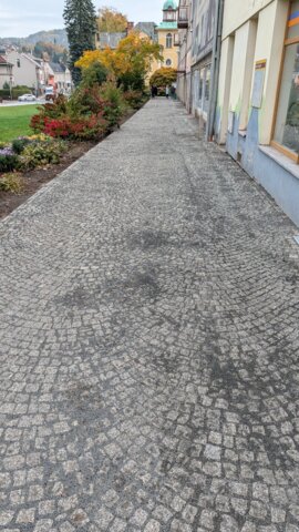 Rekonstrukce chodníku před prodejnou Autodat od pekařství po BC Sport