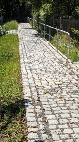 Rekonstrukce cestičky parkem od pekáren nahoru na ulici M. Alše kolem "Bajeráků"