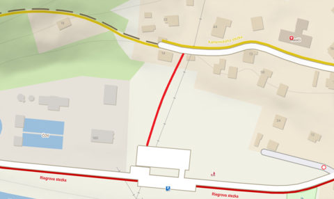 Stezka z nového parkoviště u Riegrovy stezky směrem nahoru loukou