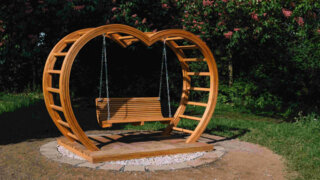 Houpací lavička nejenom pro zamilované na špičce Ostrova