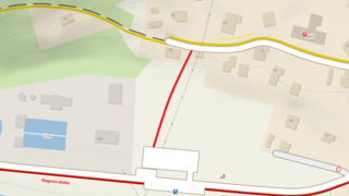 Stezka z nového parkoviště u Riegrovy stezky směrem nahoru loukou